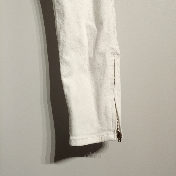 Hollister Jean - Picture 5 of 7